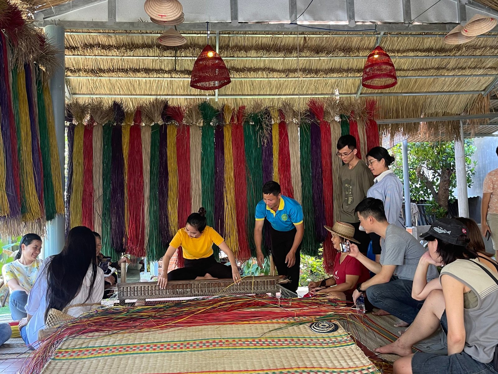 Nghệ nhân đang dệt chiếu cói thủ công tại An Cư, Phú Yên – hoạt động trải nghiệm văn hóa cùng Caroline Tour