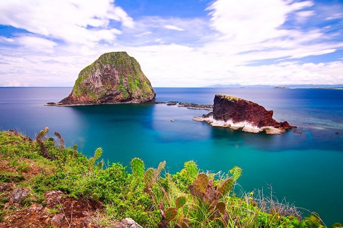 Toàn cảnh Hòn Yến Phú Yên với làn nước xanh ngọc và bãi san hô cạn, điểm nhấn trong tour khám phá biển đảo của Caroline Tour